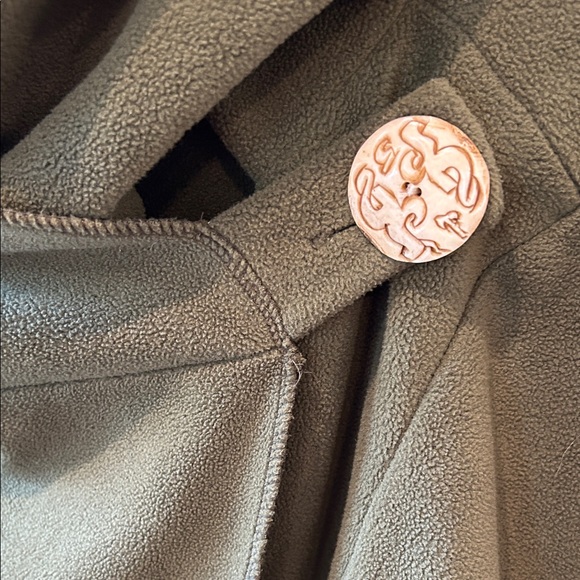 Elegant Olive Cape with Button Accent - Picture 3 of 6